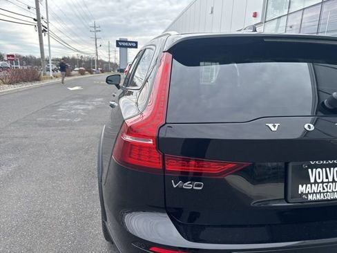 Certified 2025 Volvo V60 B5 Cross Country Plus AWD/4WD image 9
