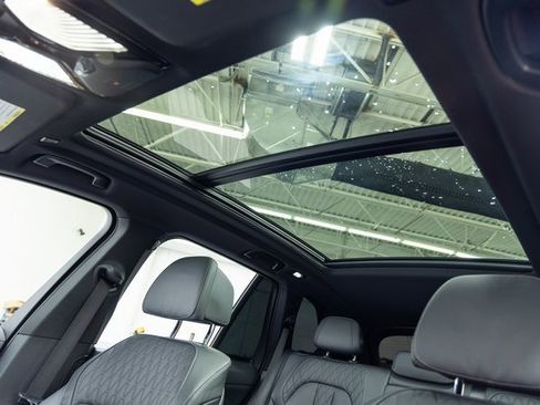 Used 2022 BMW X5 xDrive40i w/ M Sport Package image 13