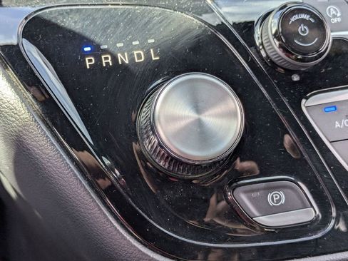 Used 2025 Chrysler Pacifica Select image 23