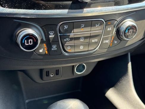 Used 2021 Chevrolet Traverse LT w/ LPO, Floor Liner Package FWD image 21