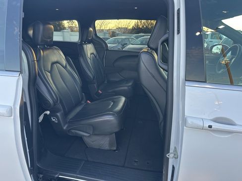 Used 2025 Chrysler Pacifica Select image 11