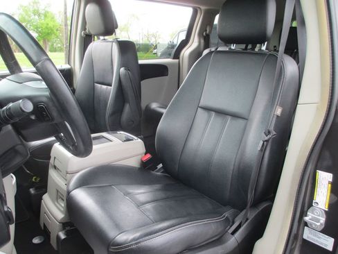 Used 2016 Chrysler Town & Country Touring image 20
