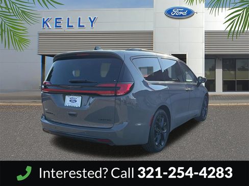 Used 2025 Chrysler Pacifica Limited FWD image 6