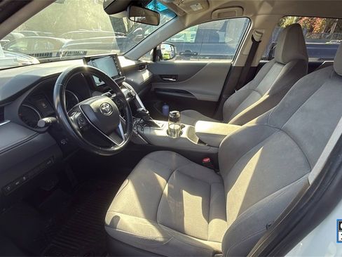 Used 2022 Toyota Venza LE image 5