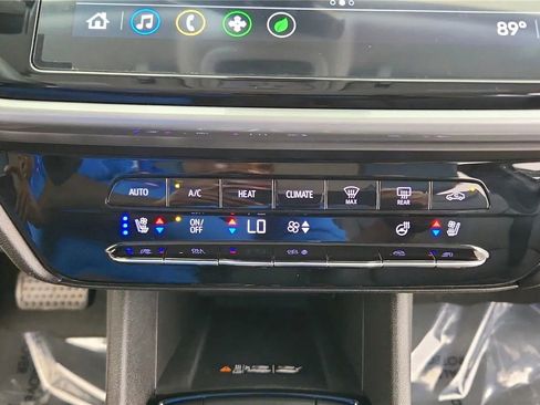 Used 2023 Chevrolet Bolt EUV Premier FWD image 26