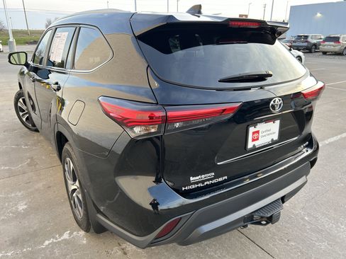 Used 2023 Toyota Highlander XLE image 4