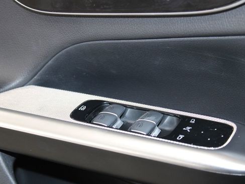 Used 2024 Mercedes-Benz GLC 300 4MATIC image 40