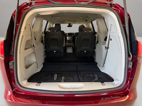 Used 2023 Chrysler Voyager LX FWD image 14