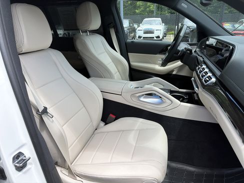 Used 2025 Mercedes-Benz GLS 450 4MATIC image 2