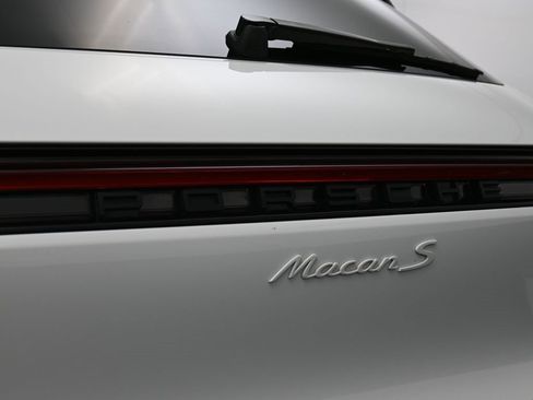 Certified 2022 Porsche Macan S image 14