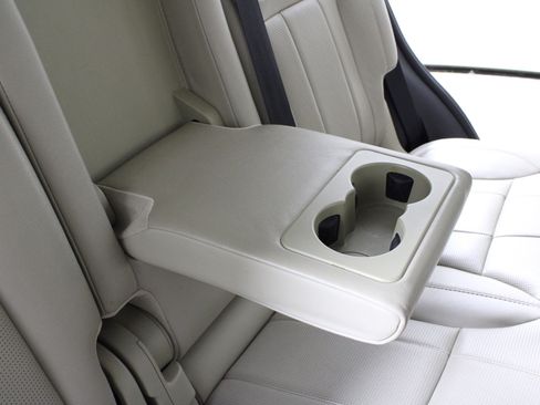 Used 2017 Land Rover Discovery HSE image 15