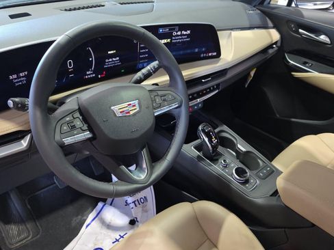 Used 2024 Cadillac XT4 Luxury w/ Cold Weather Package FWD image 10