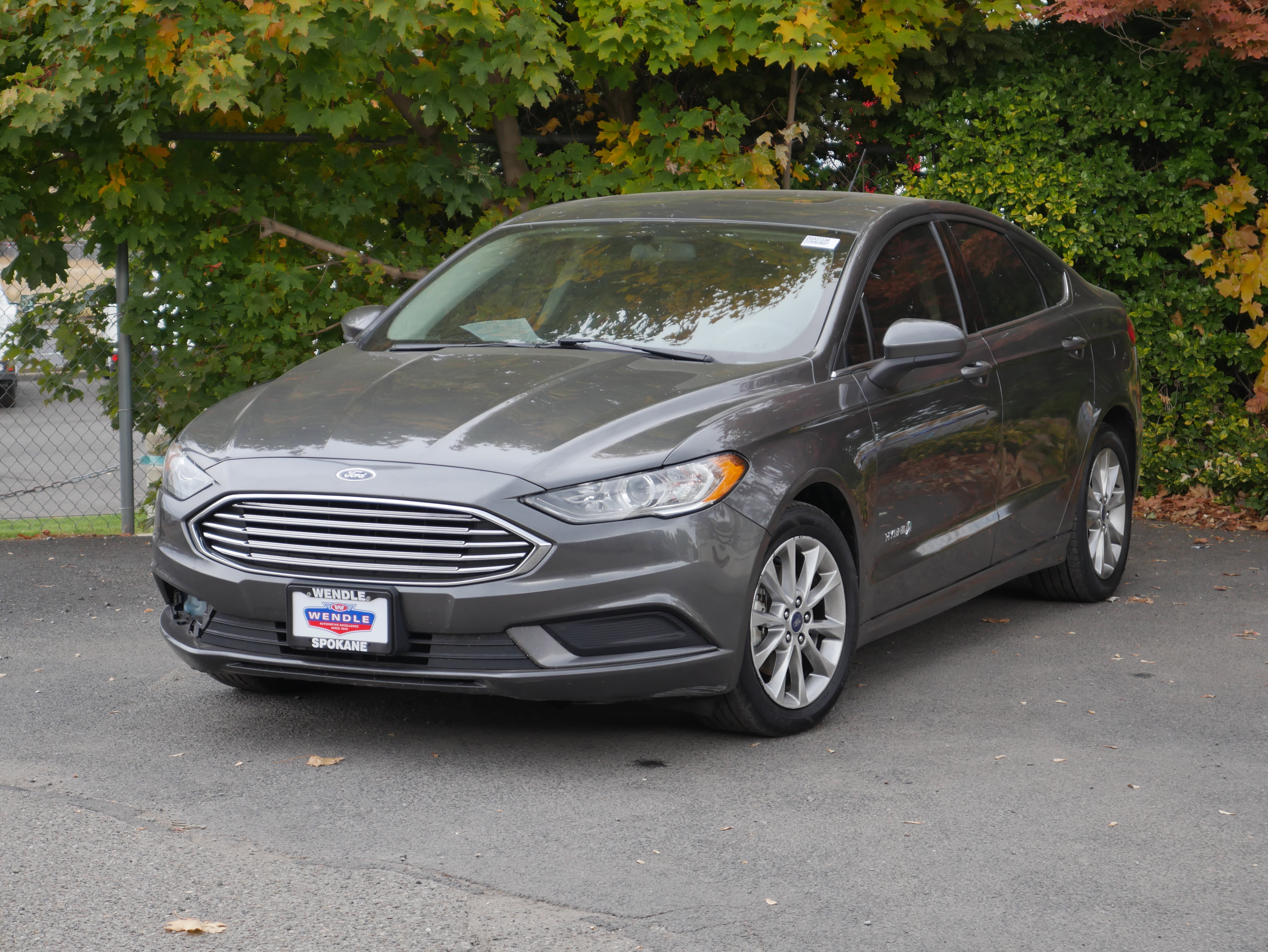 Used 2017 Ford Fusion SE FWD image 2