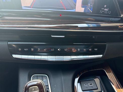 Used 2023 Cadillac Escalade Premium Luxury AWD/4WD image 31
