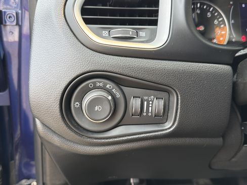 Used 2018 Jeep Renegade Latitude AWD/4WD image 13