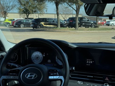 Used 2025 Hyundai Elantra SEL image 36