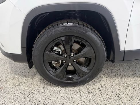 Used 2021 Jeep Cherokee Latitude Plus AWD/4WD image 30