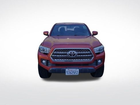 Used 2017 Toyota Tacoma TRD Off-Road image 2