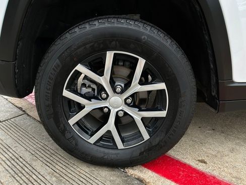 Used 2025 Jeep Grand Cherokee Limited RWD image 9