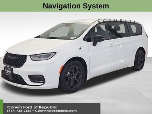 Used 2024 Chrysler Pacifica Select image 3