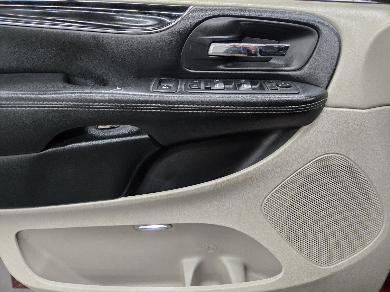 Used 2019 Dodge Grand Caravan SXT FWD image 13