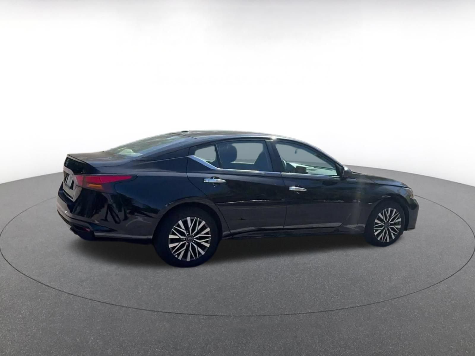 Used 2025 Nissan Altima 2.5 SV FWD image 14