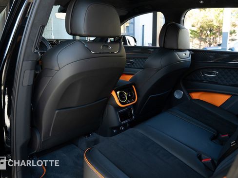 Used 2025 Bentley Bentayga image 36