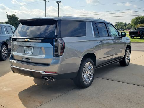 New 2025 Chevrolet Suburban High Country image 2