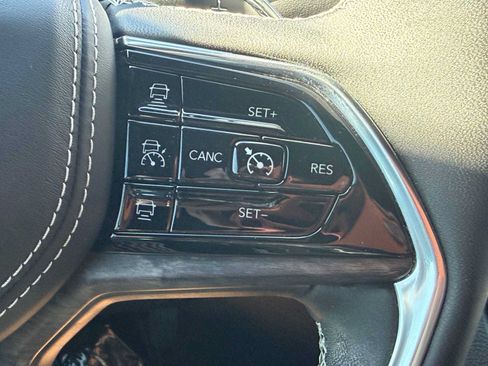 Used 2023 Jeep Grand Cherokee Overland w/ Luxury Tech Group IV AWD/4WD image 18