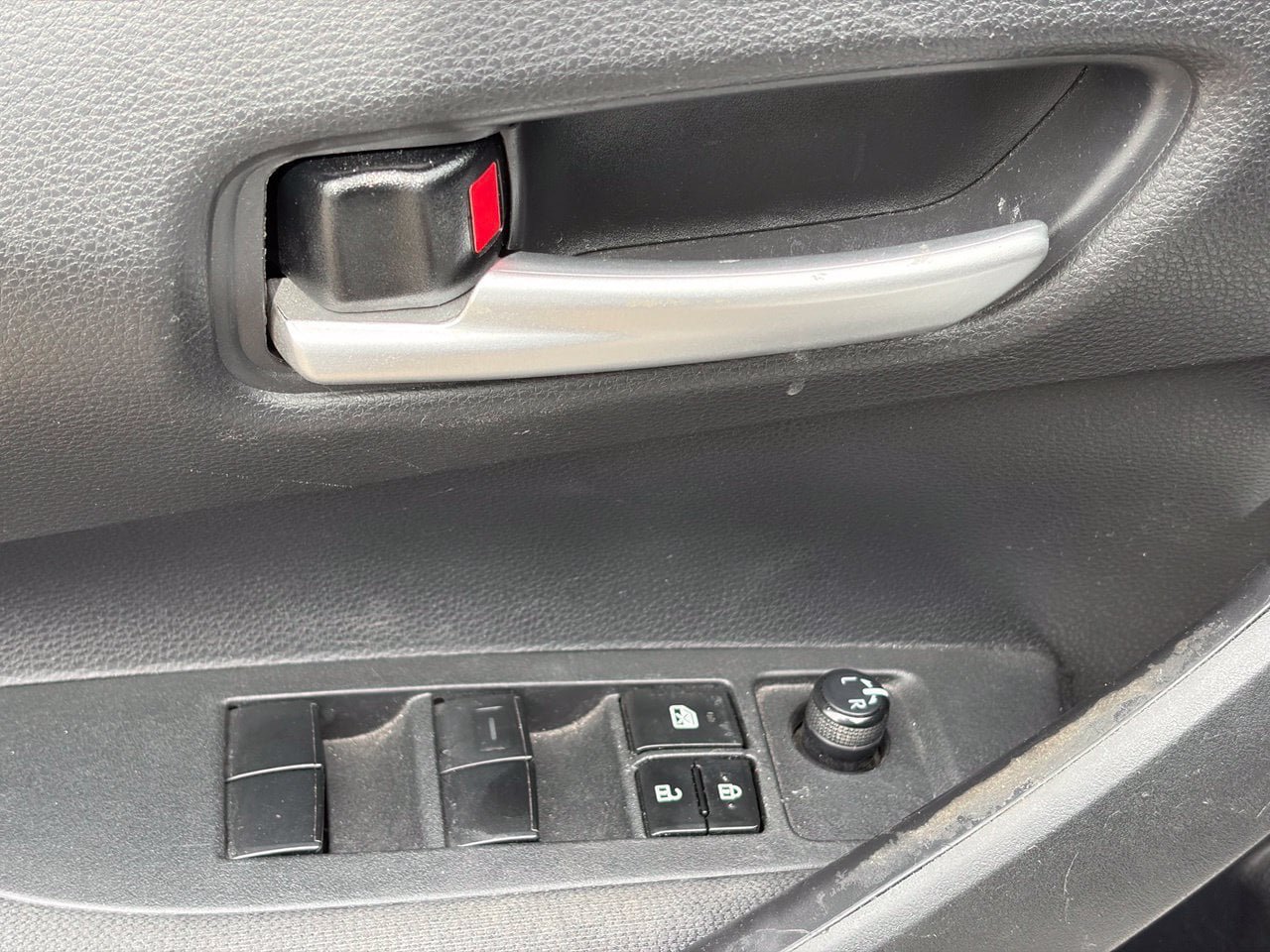 Used 2021 Toyota Corolla LE FWD image 5