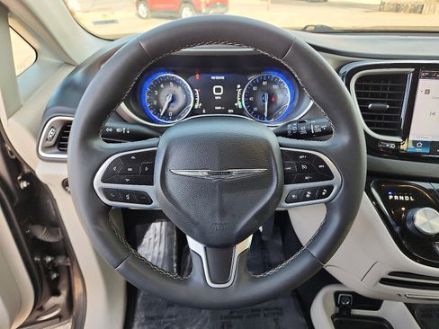 Used 2023 Chrysler Pacifica Touring-L image 17