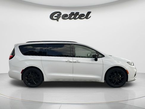 Used 2025 Chrysler Pacifica Limited FWD image 4
