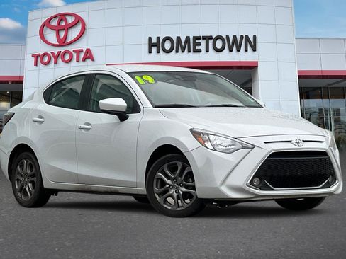 Used 2019 Toyota Yaris LE image 2