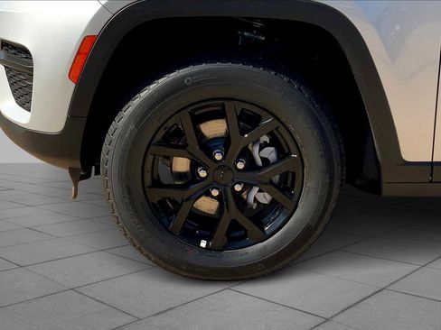 New 2025 Jeep Grand Cherokee Altitude image 11