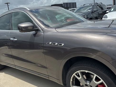 Used 2017 Maserati Levante w/ Luxury Package AWD/4WD image 11