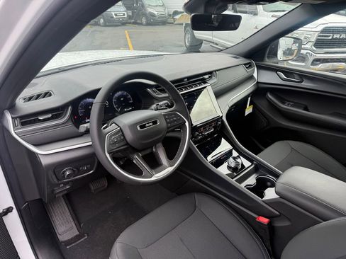 New 2025 Jeep Grand Cherokee Laredo w/ Luxury Tech Group I image 10