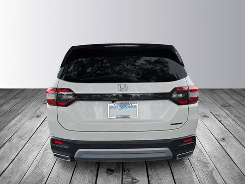 Used 2025 Honda Pilot Touring image 4