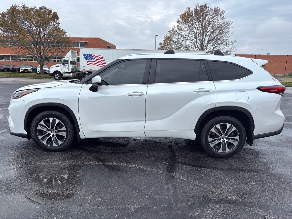 Used 2022 Toyota Highlander XLE AWD/4WD image 6
