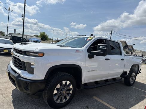 Used 2024 Chevrolet Silverado 2500 Custom w/ Custom Convenience Package image 3