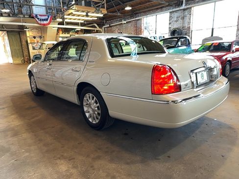 Used 2007 Lincoln Town Car Signature RWD image 5