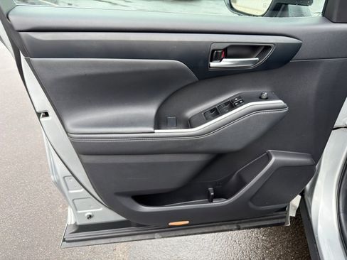 Used 2024 Toyota Highlander XLE image 13