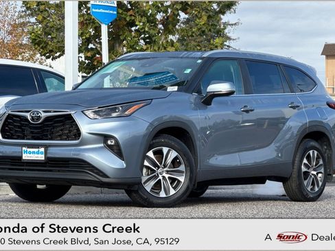 Used 2023 Toyota Highlander XLE image 1
