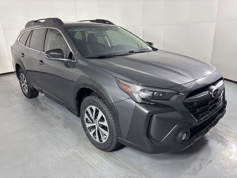 Used 2025 Subaru Outback Premium AWD/4WD image 2