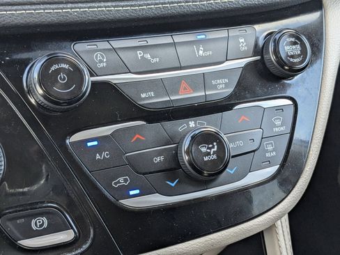 Used 2024 Chrysler Pacifica Limited FWD image 23