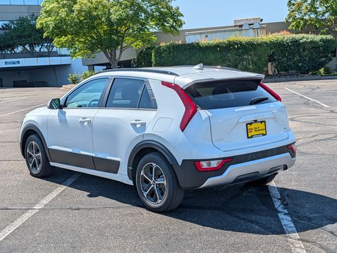 Used 2025 Kia Niro EX FWD image 3