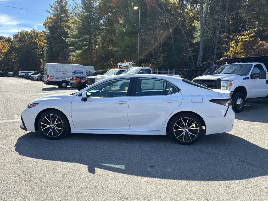 Used 2021 Toyota Camry SE w/ Cold Weather Package FWD image 4