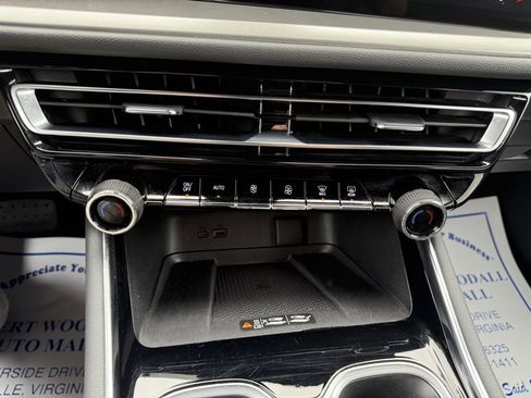 Used 2024 Chevrolet Traverse LT image 28