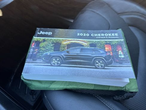 Used 2020 Jeep Cherokee Limited image 26