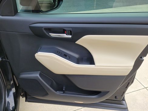 Used 2023 Toyota Highlander XLE FWD image 32