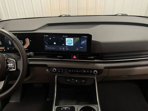 Used 2025 Kia Carnival EX FWD image 29